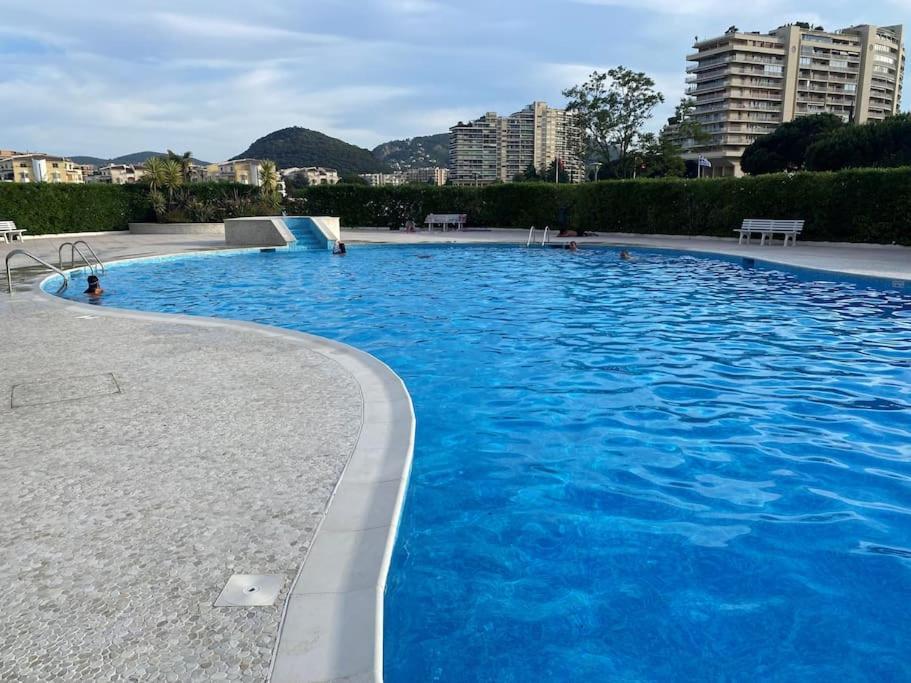Studio Eleverca 3*- Rez De Jardin Terrasse - Axelle Loc'Appart Манделю-ла-Напул Екстериор снимка